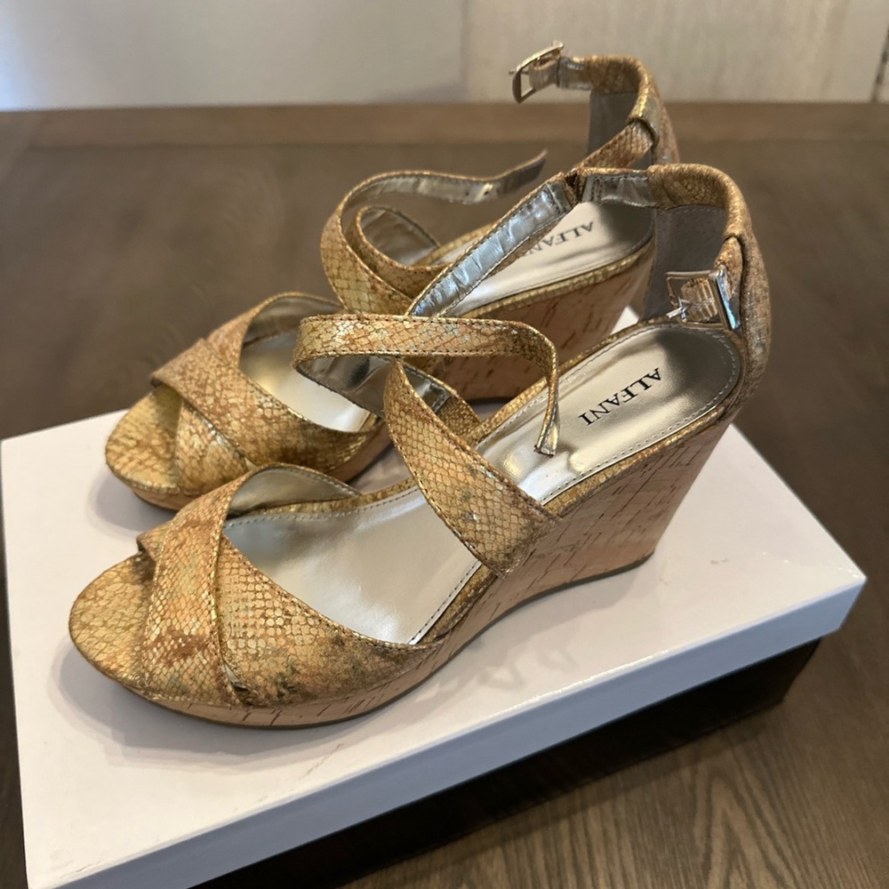 Alfani Jersey‎ Cork Wedge Gold Reptile Pattern Strappy Sandals Shoes Size 8M - Picture 4 of 11